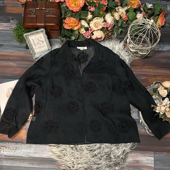 Elegant Black 100% Silk Floral Embellished Button-Up Blouse - Picture 3 of 9